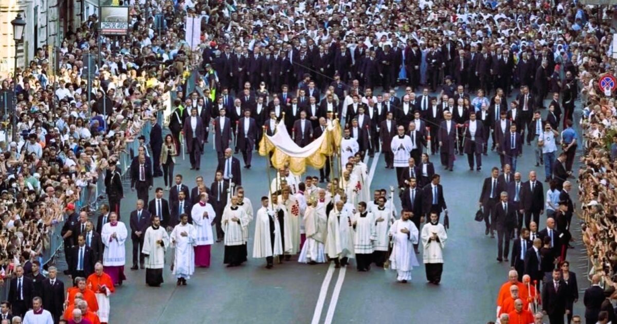 Papal visit puts Spanish cities' cleaning machine on a war footing