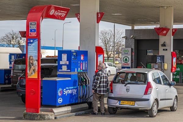 Dutch cleaning sector: two-thirds of companies hit by fuel-price spike — costs landing on employers via commute reimbursements, not customer contracts